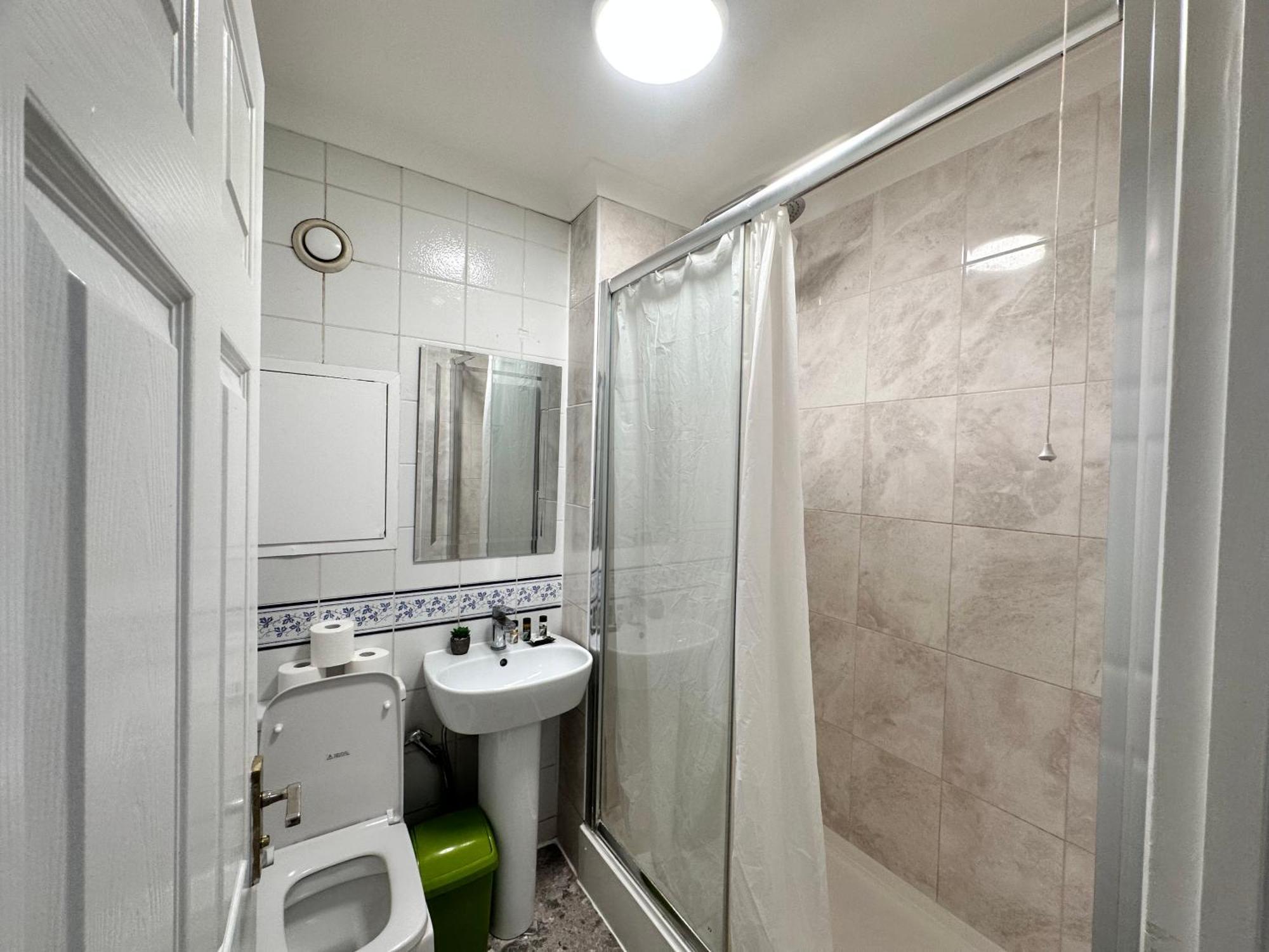 Posh 2-Bedroom, Living Room, Kitchen & 1.5 Bathroom Londen Buitenkant foto