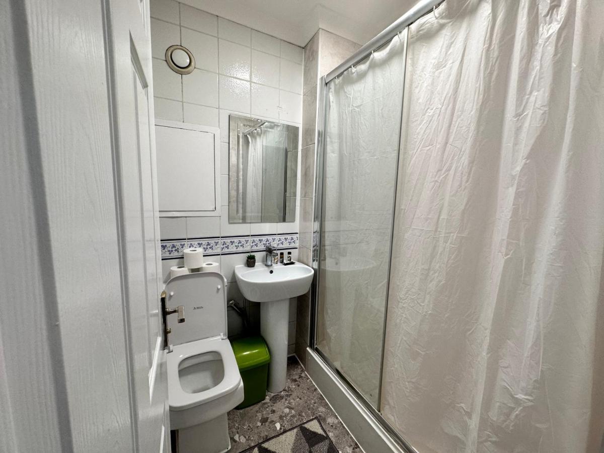 Posh 2-Bedroom, Living Room, Kitchen & 1.5 Bathroom Londen Buitenkant foto