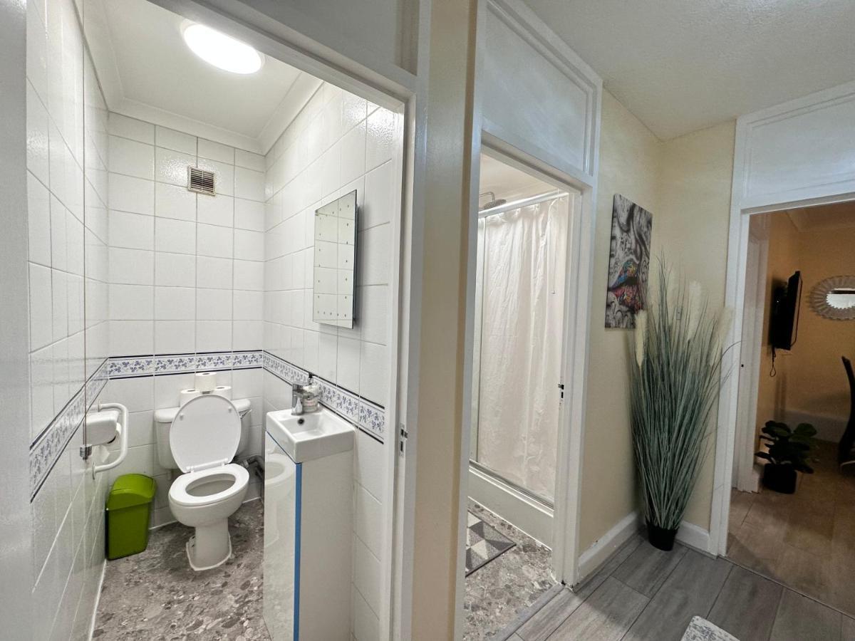 Posh 2-Bedroom, Living Room, Kitchen & 1.5 Bathroom Londen Buitenkant foto